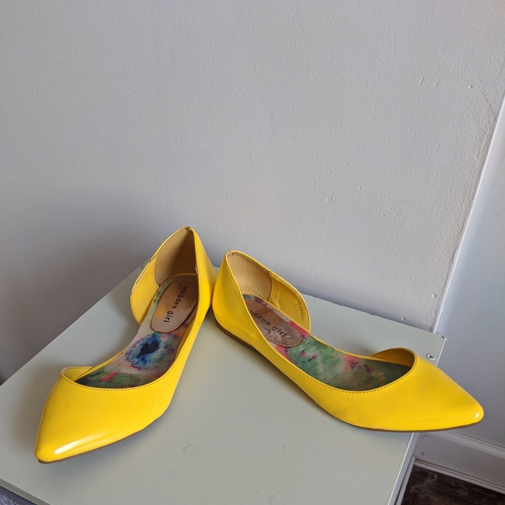 Yellow patent pointy-toe flats